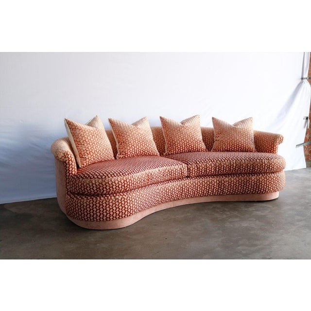 Hollywood Regency 1980s Velvet Pattern Curved Regency Sofa, Newly Refinished For Sale - Image 3 of 5