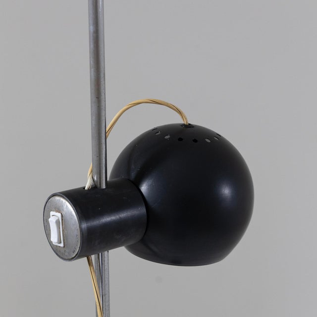Floor lamp in chromed and painted metal with a height-adjustable and orientable light source thanks to the magnetic...