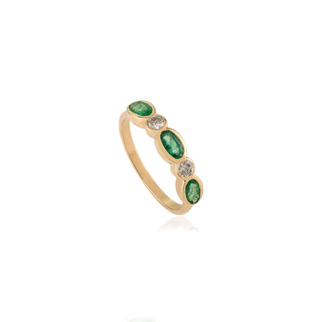 Modern Oval Cut Three Stone Emerald Engagement Ring Size 5.5 With Natural Diamonds in 18k Gold For Sale - Image 3 of 16