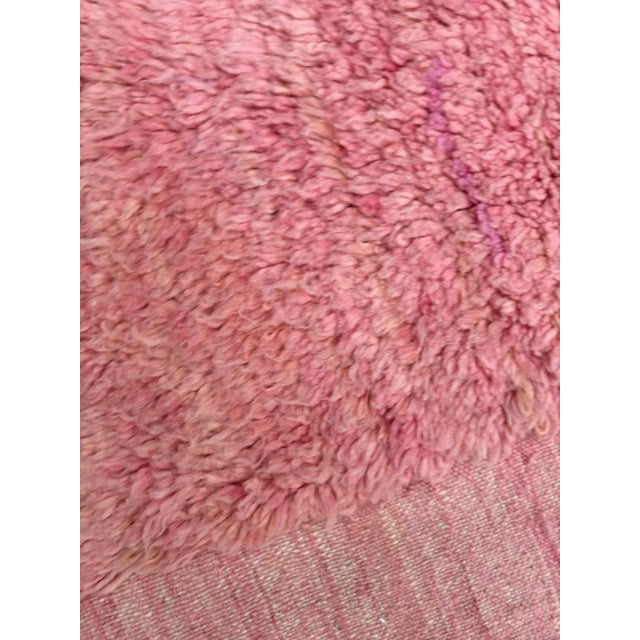 Material : Organic Wool of sheep Type : Moroccan Rug Region : The high Atlas of Morocco Manufacturing: By hand Walla...