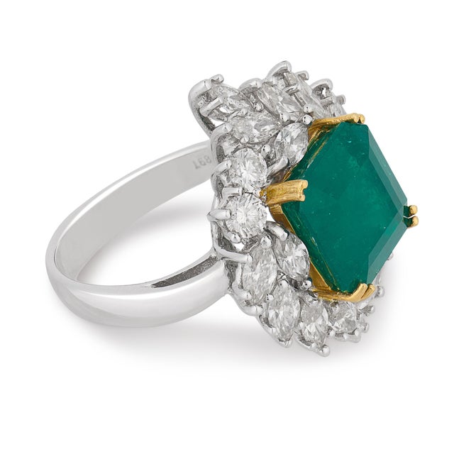 Vintage 5.23 Carat Emerald Diamond Cocktail 18k Gold Ring, Size 6 For Sale - Image 4 of 6