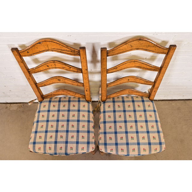 Late 20th Century Guy Chaddock English Country Rustic Carved Maple Ladder Back Side Chairs or Dining Chairs, Pair For Sale - Image 5 of 12