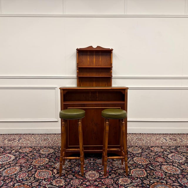 About this Classic English Chesterfield Bar with Bar Stools Classic and elegant | Antique desk accessories in English,...