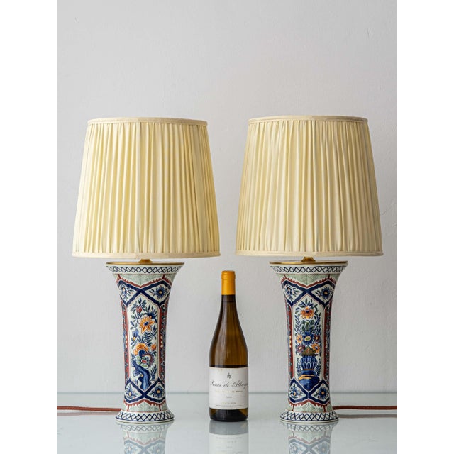 Vintage Delft-Style Chinoiserie Ceramic Table Lamps from Boch with New Pleated Cream Silk Shades, 1960s, Set of 2 For Sale - Image 3 of 18