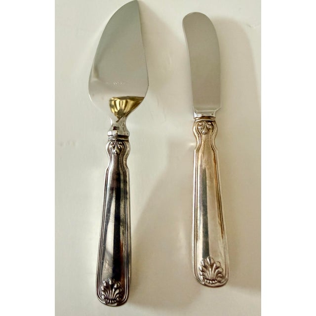 A classic 2-piece serving set in Tiffany & Co.‘s beloved Shell & Thread pattern, one of the house’s most iconic and...