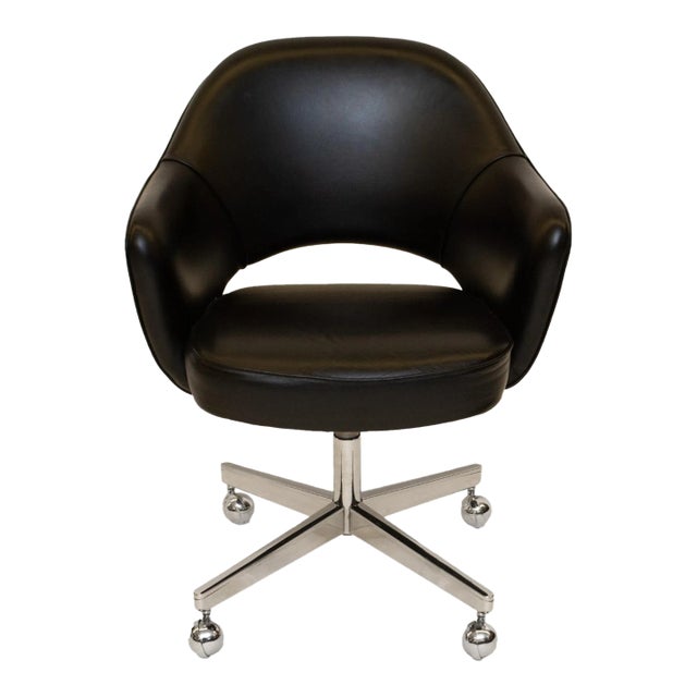 Saarinen Executive Armchair in Original Black Leather, Nickel Swivel Base For Sale