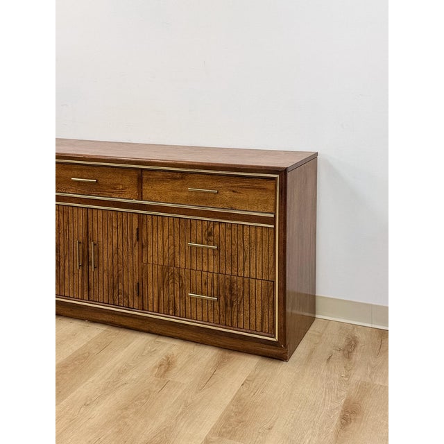 Mid 20th Century Vintage MCM Bassett Nine Drawer Fluted Dresser Brass Pulls and Trim Mid Century For Sale - Image 5 of 15
