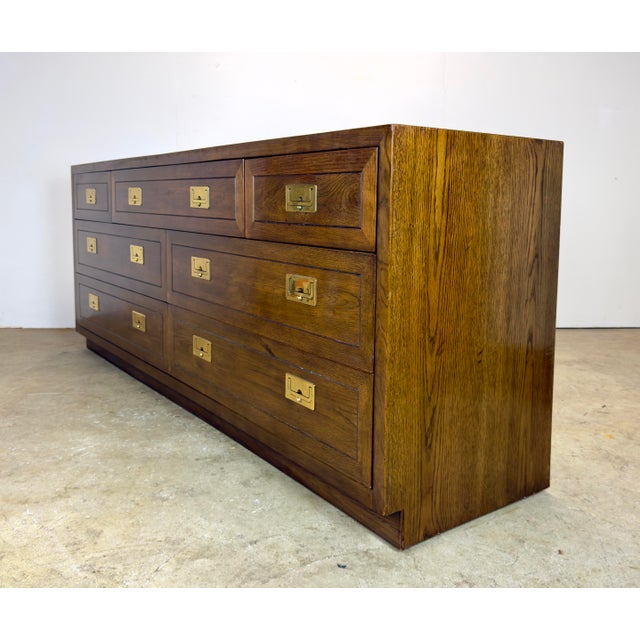 Henredon Scene One Campaign Style 7-Drawer Long Dresser in Oak & Brass For Sale - Image 9 of 12