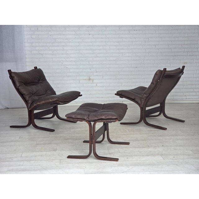 1970s, Norwegian design by Ingmar Relling, model "Siesta". Set of 2 chairs with footstool. Original brown furniture...