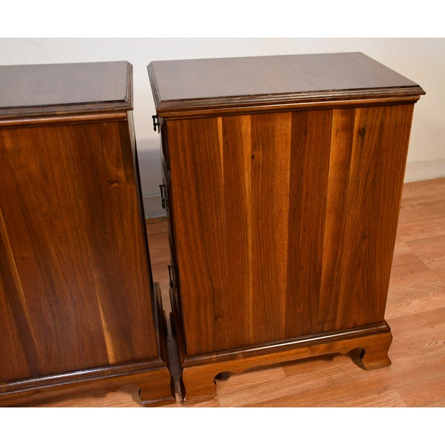 1930s Pair of English Chippendale Walnut Nightstands / Bedside Tables For Sale - Image 13 of 17