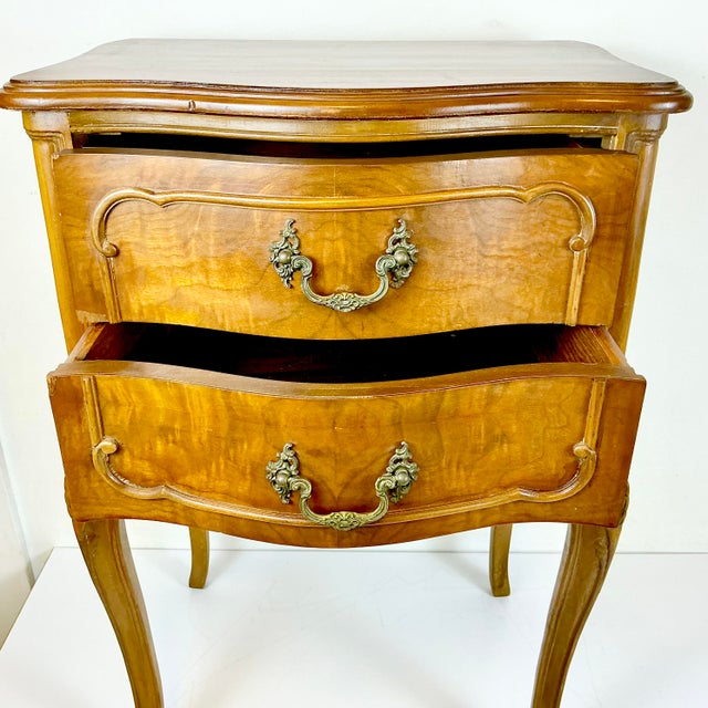 1970s Vintage French Provincial Hollywood Regency Walnut & Burl Wood Side Table or Night Stand For Sale - Image 17 of 17