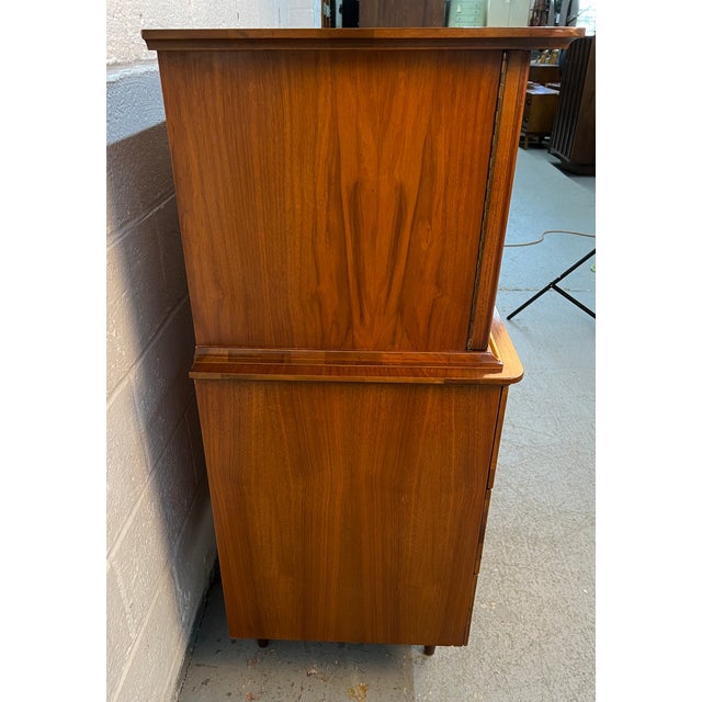 Brown Mid-Century Modern Walnut Highboy Dresser by Young Mfg., Attributed For Sale - Image 8 of 17