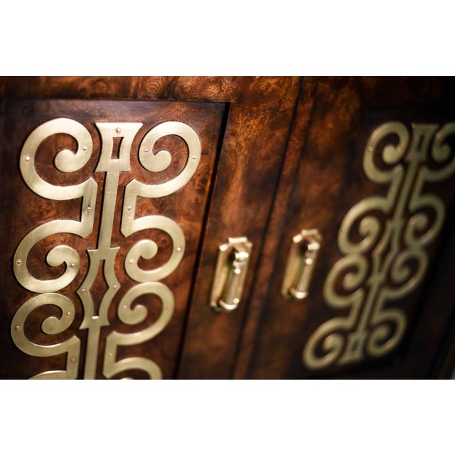 1970s Vintage Mastercraft William Doezema Burled Amboyna Wood and Brass Curio Display Cabinet For Sale - Image 9 of 11