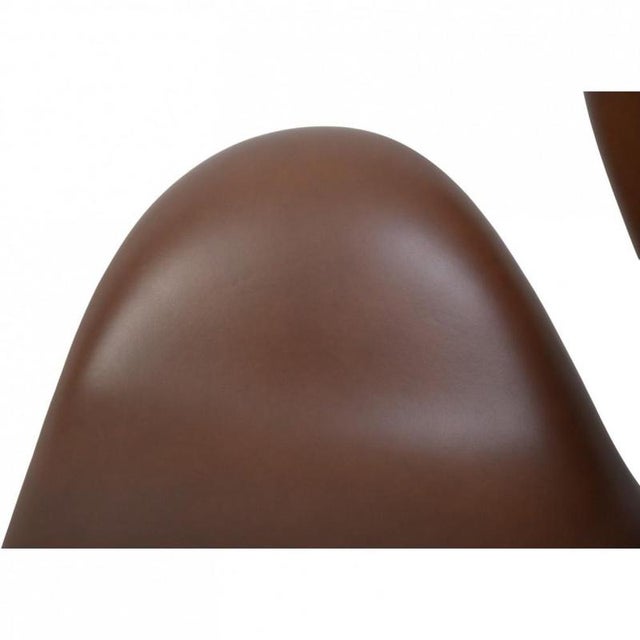 Tall Swan Chair in Mokka Leather by Arne Jacobsen, 2007 For Sale - Image 4 of 14