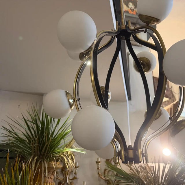 1950s Mid--Century Modern Brass and White Glass 12 Lights Chandelier by Stilnovo For Sale - Image 9 of 14