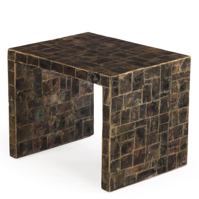 This elegant and simple table exhibits a beautiful marquetry surface of Mica with black, brown and bronze nuances. Its...