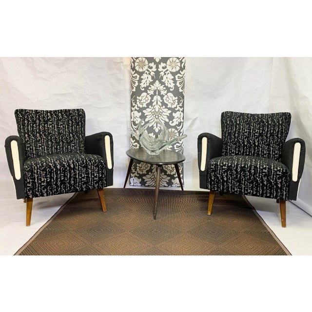 Armchairs of German origin from the 60s. Beautiful cubic shape of this compact and enveloping model. Lightness of the set...