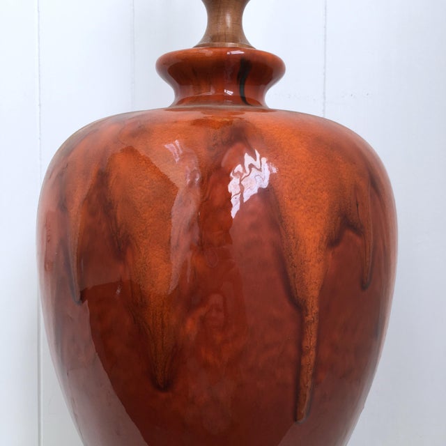 Wood Mid-Century Modern 1960’s Drip Glaze Ceramic Table Lamp With Textured Shade – Retro Rust & Brown For Sale - Image 7 of 11