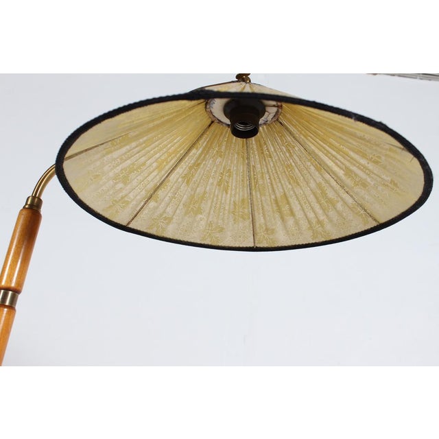 Brown Art Deco Swedish Grace Floor Lamp in Birch and Brass with Original Shade from the 1940s by Paavo Tynell For Sale - Image 8 of 10