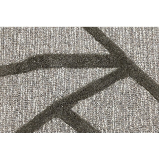 Abstract Modern Hand-Tufted Wool Rug Abstract Geometric Linear Design – Greige & Charcoal For Sale - Image 3 of 10