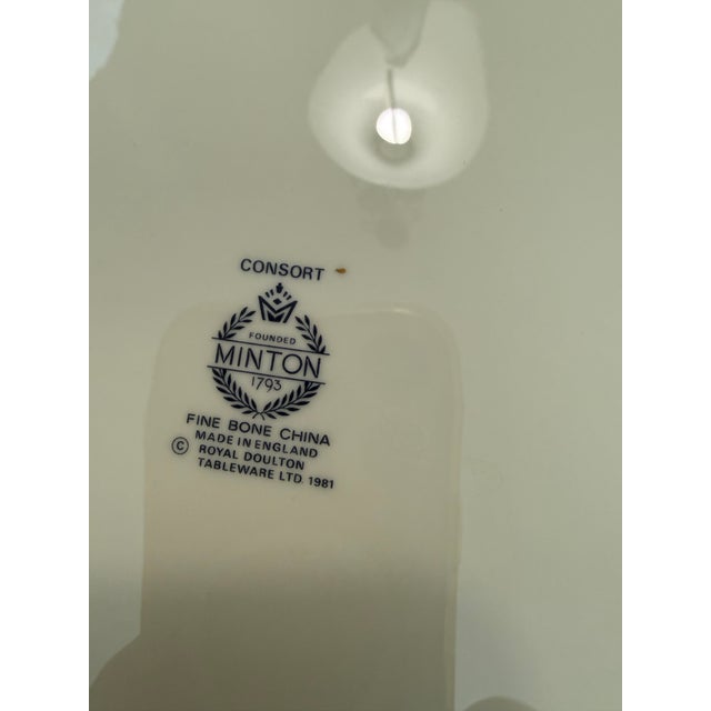 Set of 8 Minton Consort Fine China dinner plates. Minton Consort (produced 1982–1995) is a discontinued, elegant fine bone...