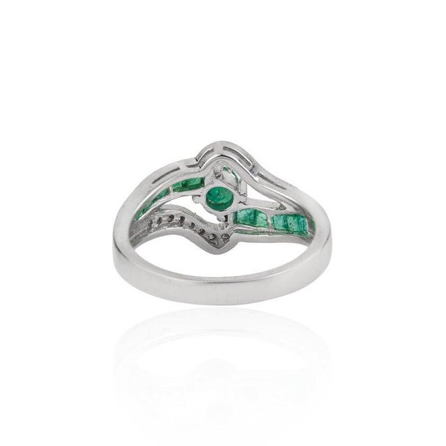 Contemporary Contemporary Emerald and Diamond Bypass Ribbon Ring for Women, Size 7.5 For Sale - Image 3 of 13