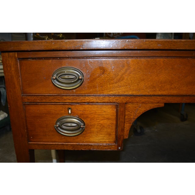 American Vintage 1960s Federal Biggs Furniture 3 Drawer Solid Golden Mahogany Writing Desk For Sale - Image 3 of 18