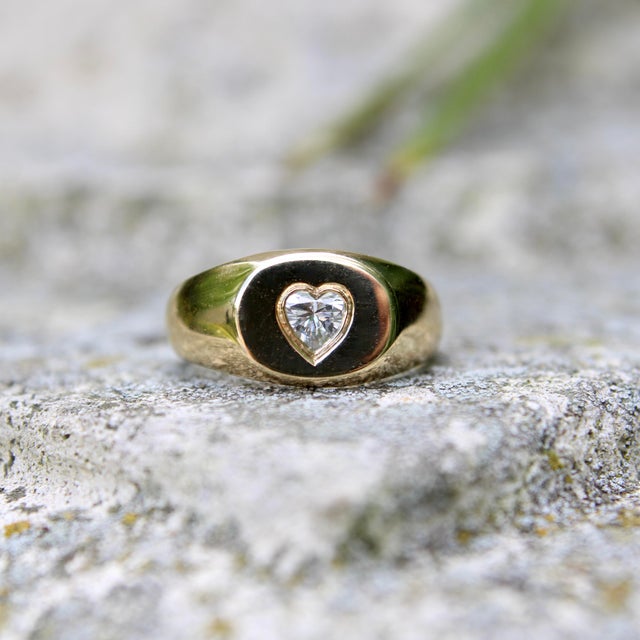 1990s 14k Gold Oval Signet Ring With Heart-Shaped Diamond, Size 6.5 For Sale - Image 10 of 11