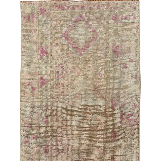 This mid-20th-century Turkish Anatolian runner presents an articulated geometric composition across a warm ivory, beige,...