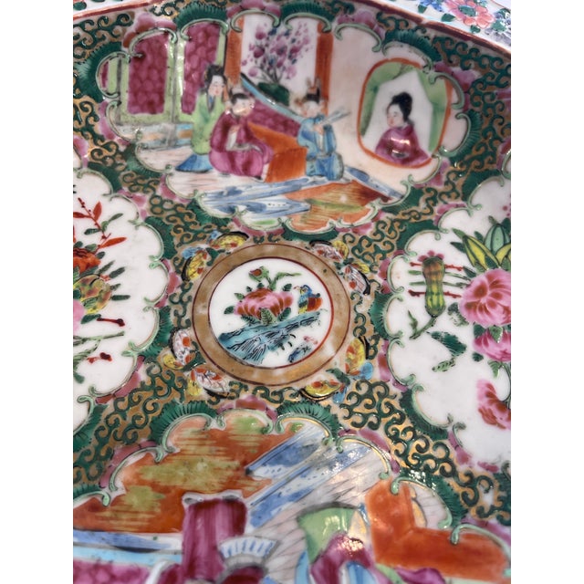19th-Century Chinese Rose Medallion Porcelain Shrimp Dish For Sale - Image 4 of 8