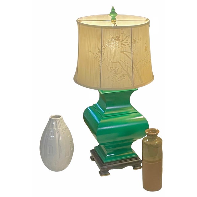 1960s Vintage Chinoiserie Emerald Green Lacquer Metal Tea Caddy Table Lamp With Chiffon Shade For Sale - Image 5 of 9