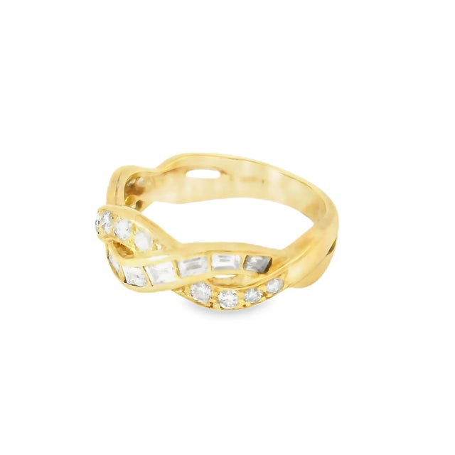 Gorgeous Estate 18K Yellow Gold Baguette Diamond Twisted Wedding Band Ring. This elegant and timeless 18K yellow gold...