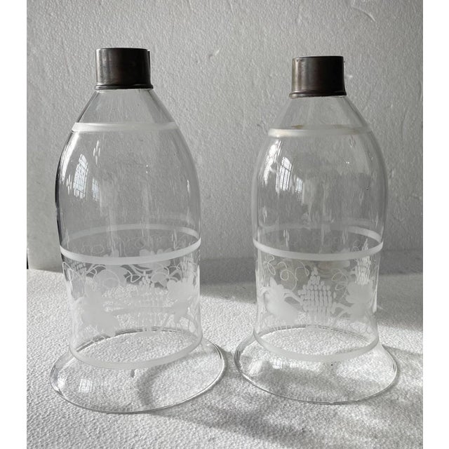 European, 19th/20th century, in crystal with acid-etched decoration depicting plant motifs "vineyard". Height: 29 cm.