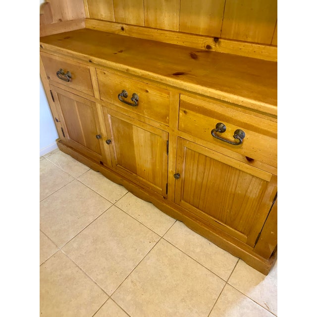 Farmhouse 1990s Custom Welsh Pine Hutch / Sideboard by Alistair Stones – Solid Wood All Thick Pine - Designed by Alistair Stones For Sale - Image 3 of 11