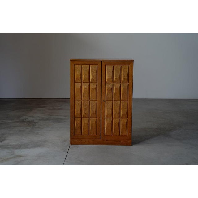 Oak cabinet The cabinet is in a good condition with some signs of usage normal to it’s age.