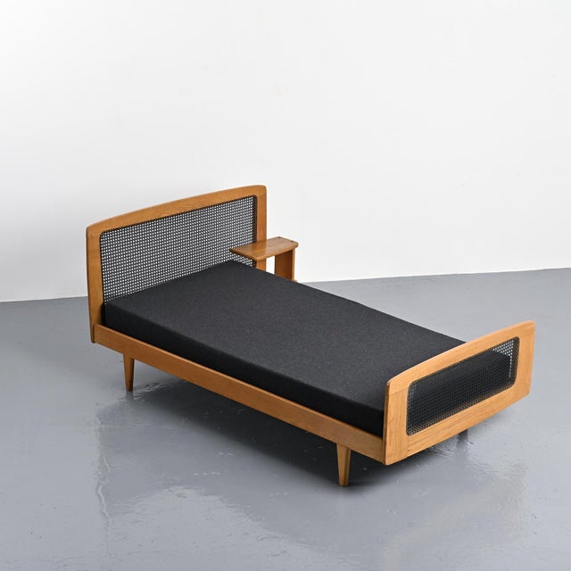 Single bed designed by Roger Landault for Ligne Roset in France around 1965. Made of oak veneer, it rests on four tapered...