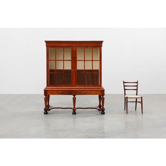 This refined antique walnut display cabinet from the United Kingdom, 18th century, exemplifies the William IV style,...