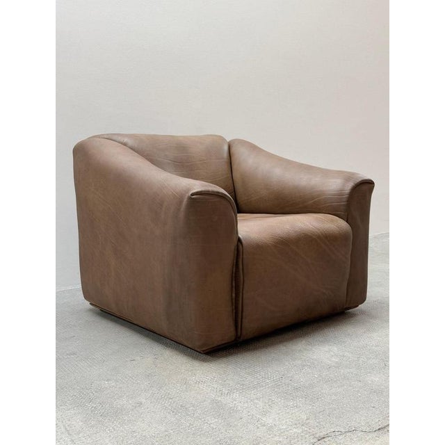 De Sede DS-47 armchair in beautiful, khaki-colored, thick buffalo leather with a beautiful patina, Switzerland, 1970s....