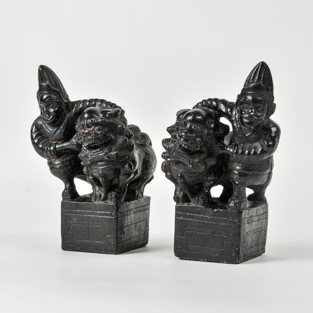 Mid 20th Century Rare Pair of Asian Art Foo Dog Guardian Lion Bookends With Figures For Sale - Image 4 of 16