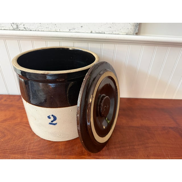 Antique Two-Tone Stoneware 2-Gallon Crock With Original Matching Lid – Cobalt "2" Salt Glaze Storage Jar For Sale In Boston - Image 6 of 18