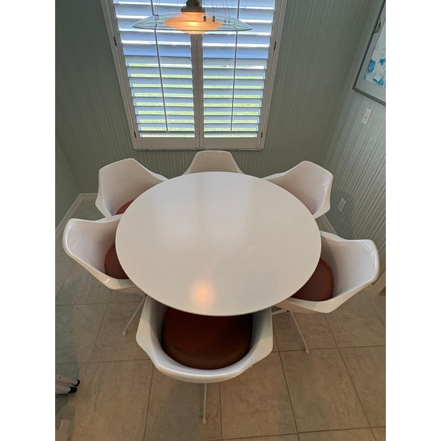 White Mid Century Modern Dining Set – Maurice Burke for Arkana – Tulip Table and Chairs, Set of 7. For Sale - Image 8 of 13