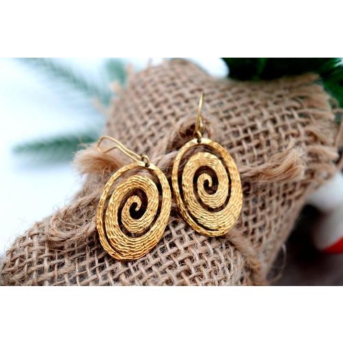 Hammered 18 Karat Gold Earrings with Cutouts, Set of 2 For Sale - Image 4 of 5