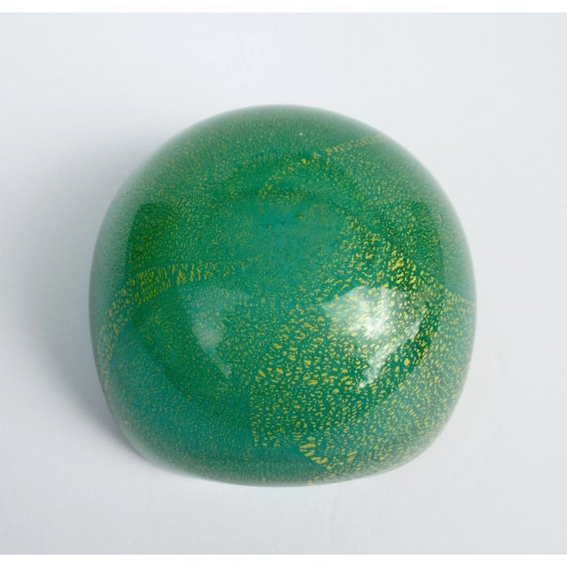 C.1950s Italian Carlo Scarpa for Venini - Square Deep Coved Kelly Green With Gold Dust & Bubble Inclusions Catchall Bowl For Sale - Image 12 of 13