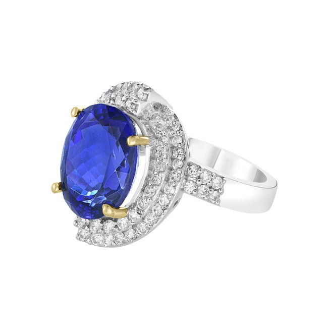 Contemporary 8.5 Carat Oval Tanzanite and 2 Carat Diamond Ring 18 Karat White Gold, Estat For Sale - Image 3 of 18