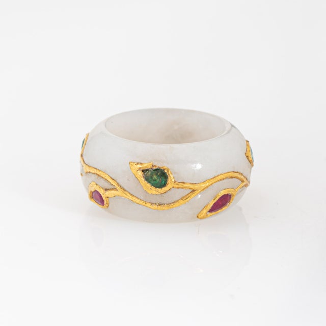 Vintage White Jade Ring Sz 5 Gemstones Vine Leaves 18k Yellow Gold Band For Sale - Image 4 of 6