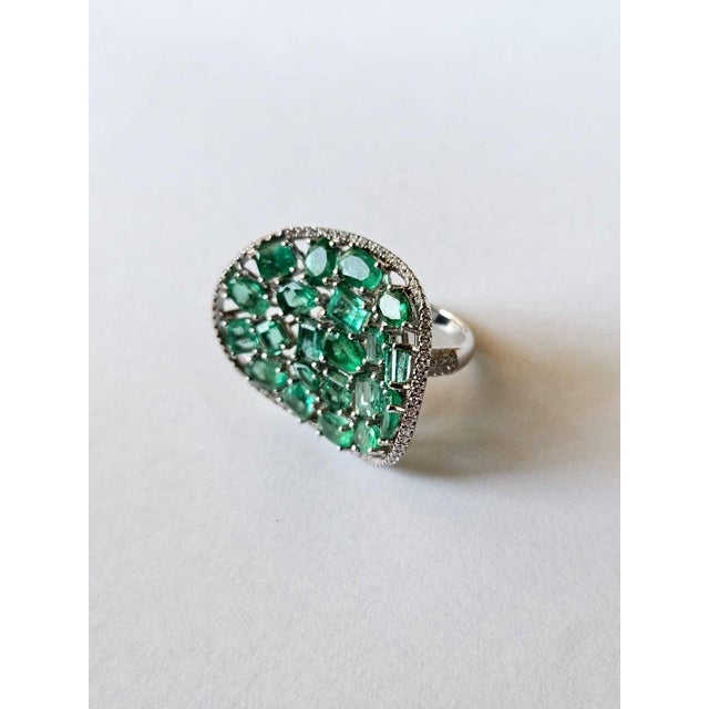 Modern Set in 18k Gold, 9.55 Carats, Natural Zambian Emerald & Diamonds Cocktail Ring, Us Size 6 For Sale - Image 3 of 10