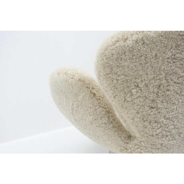 Swan Sofa in Sheepskin by Arne Jacobsen for Fritz Hansen, 2000s For Sale - Image 12 of 16
