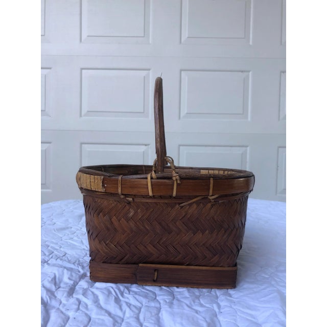 Arts & Crafts Early 20th Century Rattan Fruit Basket With Hinged Handle For Sale - Image 3 of 7