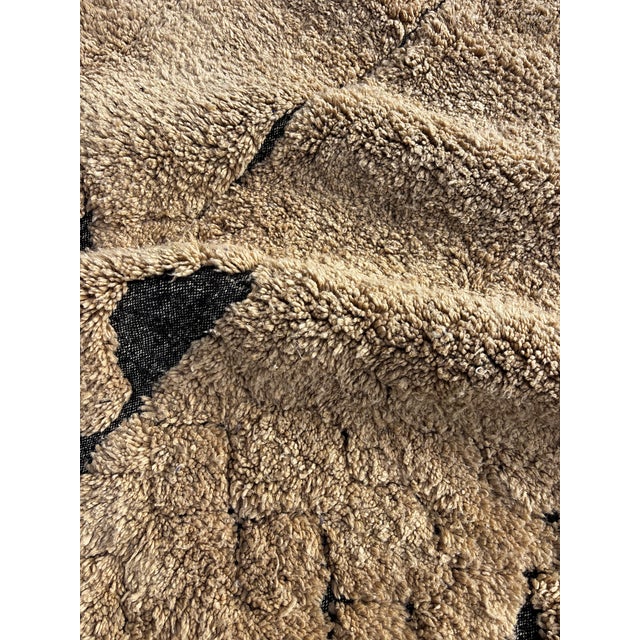 Mid-Century Modern Luxury Moroccan Beni Ouarain Rug – Handmade Atlas Wool Berber Carpet – Modern Geometric Design For Sale - Image 3 of 8