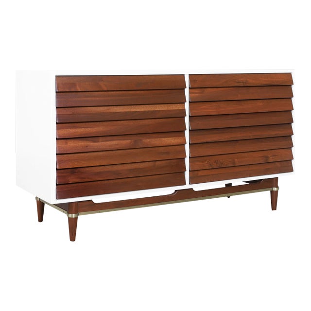 Mid-Century Modern Walnut Dresser by Merton Gershun for American of Martinsville, 1960s For Sale